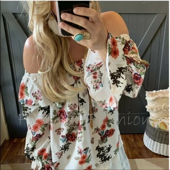 Floral Off-the-shoulder Top - Picture 2 of 4